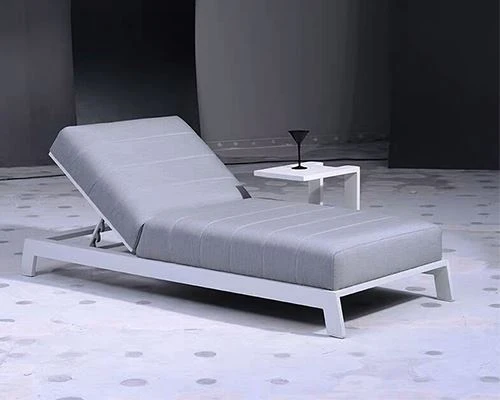 30057LZ chaise lounge poolside